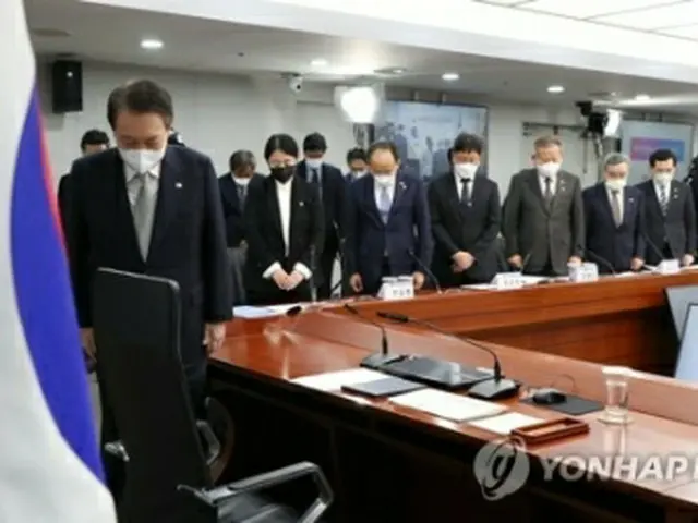 会議の冒頭、梨泰院の事故の犠牲者に黙とうをささげる出席者（大統領室通信写真記者団）＝7日、ソウル（聯合ニュース）