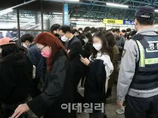脱線事故にデモまで…ソウルで出勤する市民らが大混乱＝韓国