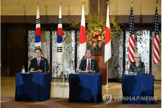 韓米日の外務次官は10月26日に東京都内で協議している。共同記者会見を行う（左から）趙氏、森氏、シャーマン氏（資料写真）＝（聯合ニュース）