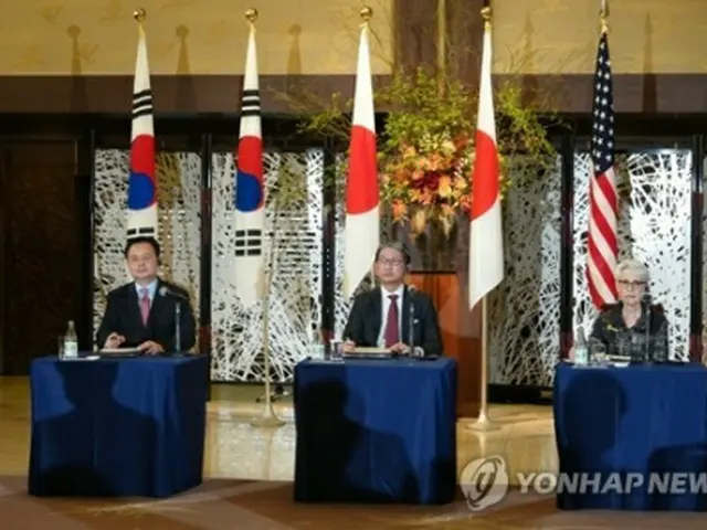 韓米日の外務次官は10月26日に東京都内で協議している。共同記者会見を行う（左から）趙氏、森氏、シャーマン氏（資料写真）＝（聯合ニュース）