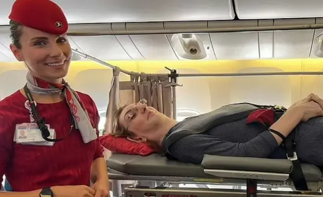 身長215cmの女性、飛行機の座席を6つ改造して初の海外旅行（画像提供:wowkorea）