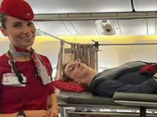 身長215cmの女性、飛行機の座席を6つ改造して初の海外旅行