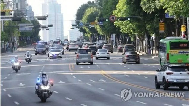 尹大統領を乗せ、白バイの先導を受けて走る車列（資料写真）＝（聯合ニュース）