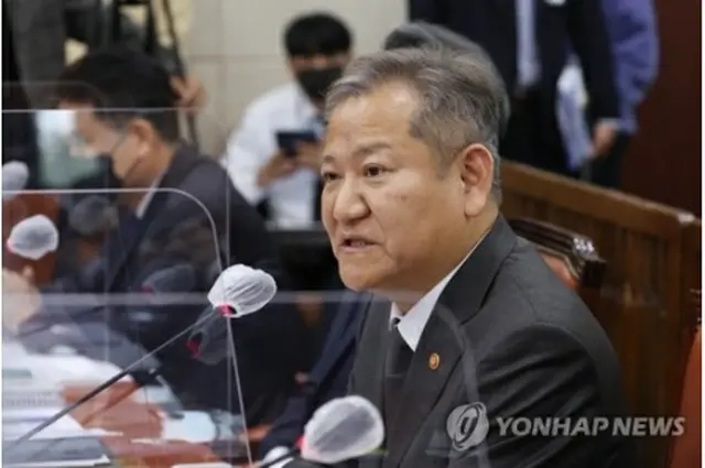 会議で答弁する李祥敏（イ・サンミン）行政安全部長官＝７日、ソウル（聯合ニュース）