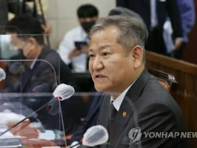 会議で答弁する李祥敏（イ・サンミン）行政安全部長官＝７日、ソウル（聯合ニュース）