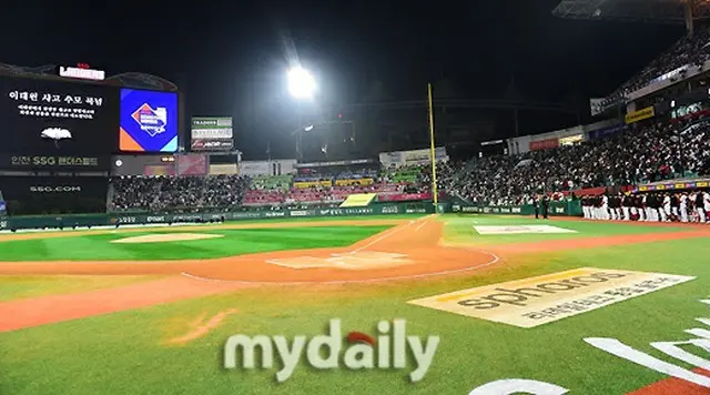 ＜韓国プロ野球＞カリカチュア作家兼女優チョン・ウネ、韓国シリーズ第6戦で始球式（画像提供:wowkorea）