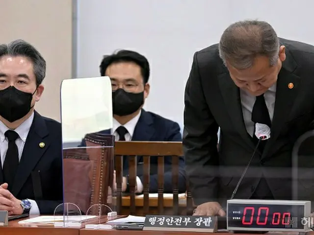 韓国の李祥敏行政安全相が1日午後、梨泰院ハロウィン転倒事故に関する発言について謝罪している様子（画像提供:wowkorea）