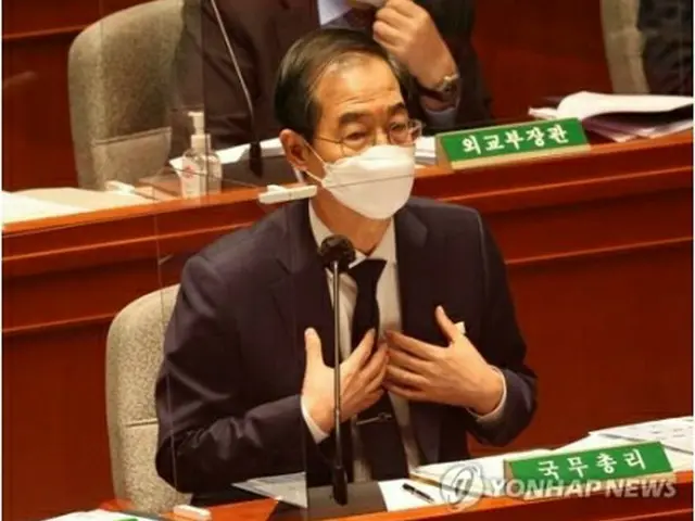 総合政策質疑で答弁する韓首相＝８日、ソウル（聯合ニュース）