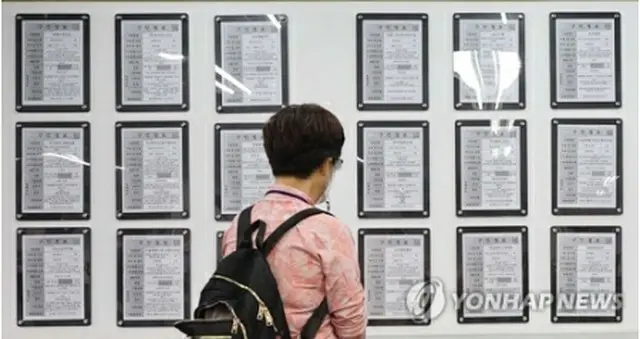 求人情報の掲示板を見つめる求職者（資料写真）＝（聯合ニュース）