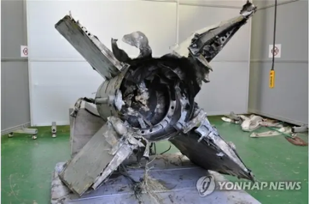 北朝鮮のミサイルの残骸と推定される物体（国防部提供）＝（聯合ニュース）≪転載・転用禁止≫