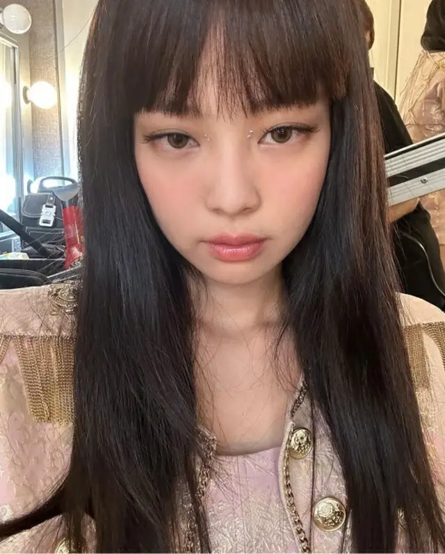 「BLACKPINK」JENNIE、前髪はウィッグだったの？…似合わないものはない“Hot”なビジュアル（画像提供:wowkorea）