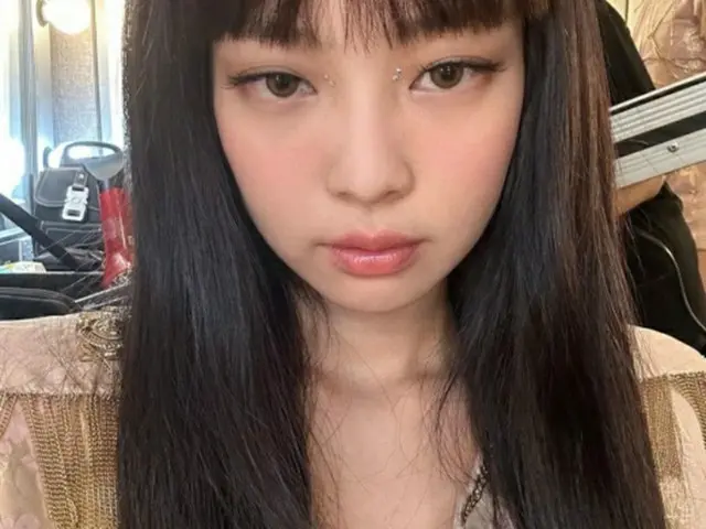 「BLACKPINK」JENNIE、前髪はウィッグだったの？…似合わないものはない“Hot”なビジュアル（画像提供:wowkorea）