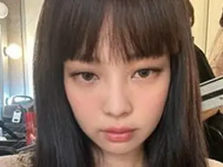 「BLACKPINK」JENNIE、前髪はウィッグだったの？…似合わないものはない“Hot”なビジュアル