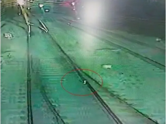 事故直前の現場の監視カメラ映像から切り出した画像（国土交通部提供）＝（聯合ニュース）≪転載・転用禁止≫