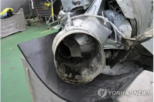 北朝鮮ミサイルの残骸と推定される物体のエンジン部分（国防部提供）＝（聯合ニュース）≪転載・転用禁止≫