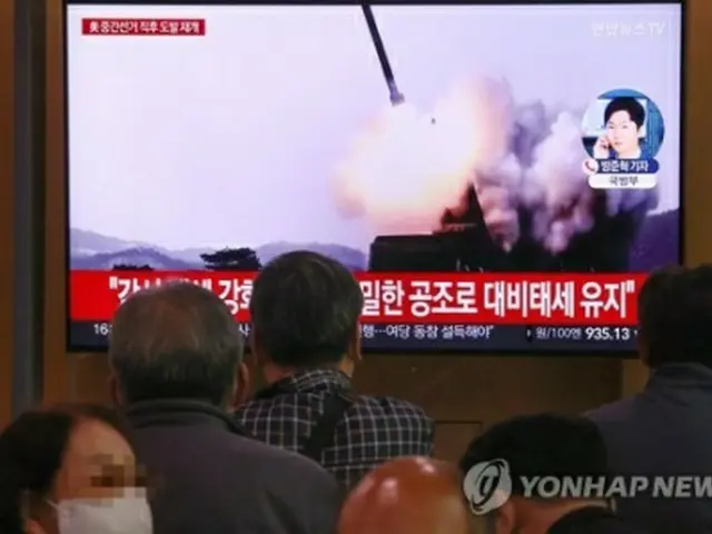 ソウル駅のテレビで北朝鮮のミサイル発射のニュースを見る人たち＝９日、ソウル（聯合ニュース）