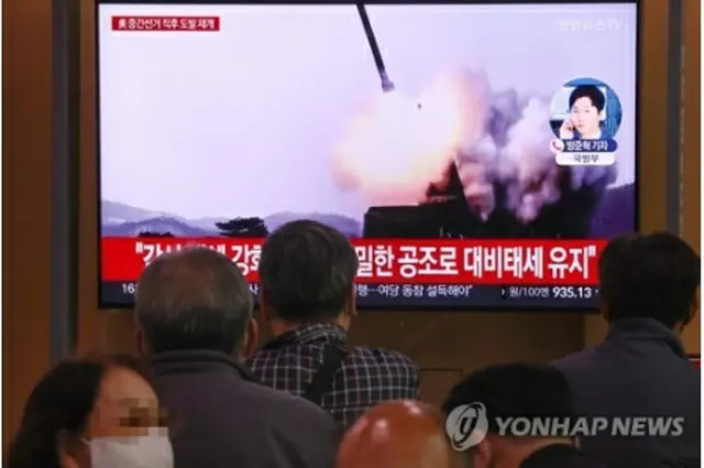 ソウル駅のテレビで北朝鮮のミサイル発射のニュースを見る人たち＝ソウル（聯合ニュース）