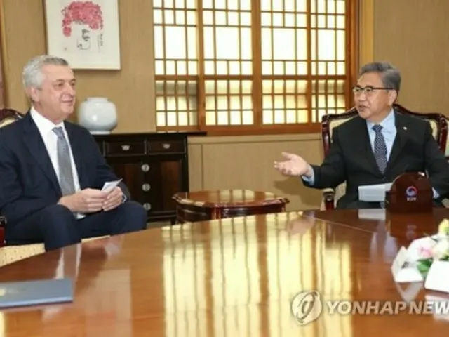 会談する朴氏（右）とグランディ氏＝10日、ソウル（聯合ニュース）