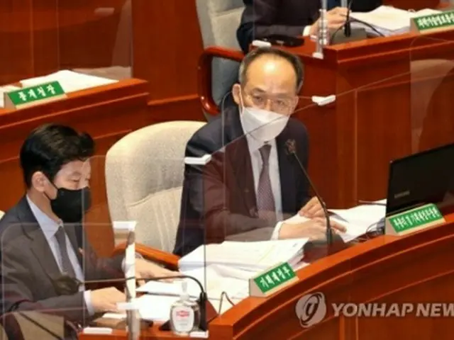 国会予算決算特別委員会で議員からの質問に答える秋経済副首相（中央）＝１０日、ソウル（聯合ニュース）