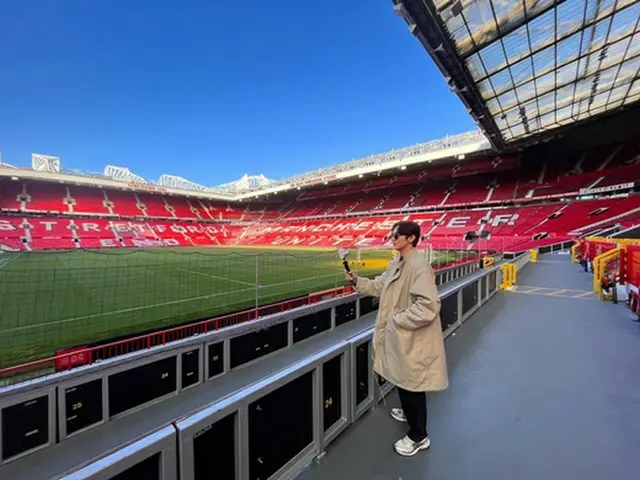 俳優クォン・ユル、サッカーファン憧れの地＝イングランドで試合観戦（画像提供:wowkorea）
