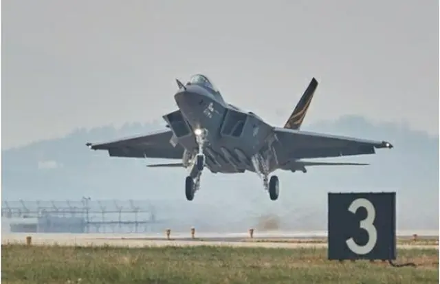 試験飛行を行うＫＦ２１の２号機（防衛事業庁提供）＝（聯合ニュース）≪転載・転用禁止≫