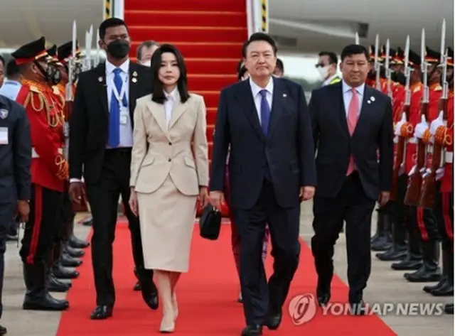 カンボジア・プノンペンに到着した尹大統領夫妻＝１１日、プノンペン（聯合ニュース）