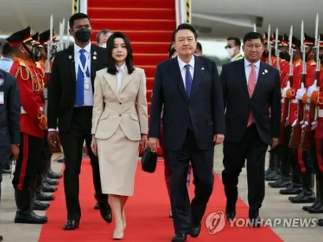 カンボジア・プノンペンに到着した尹大統領夫妻＝１１日、プノンペン（聯合ニュース）