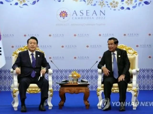 首脳会談を行う尹大統領（左）とフン・セン首相＝１１日、プノンペン（聯合ニュース）