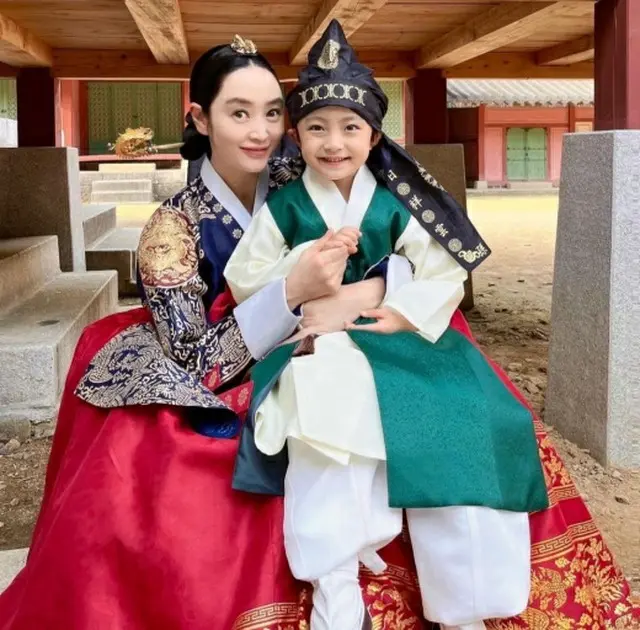女優キム・ヘス、共演中の子役を抱きしめにっこり…ハン・ジミン「私の息子だった」（画像提供:wowkorea）