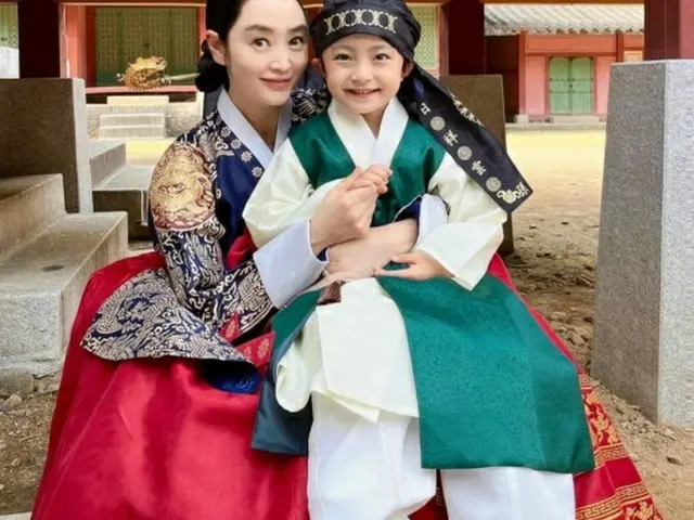 女優キム・ヘス、共演中の子役を抱きしめにっこり…ハン・ジミン「私の息子だった」（画像提供:wowkorea）
