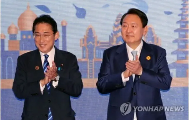 ＡＳＥＡＮプラス３首脳会議に出席した韓国の尹錫悦（ユン・ソクヨル）大統領（右）と岸田文雄首相＝１２日、プノンペン（聯合ニュース）