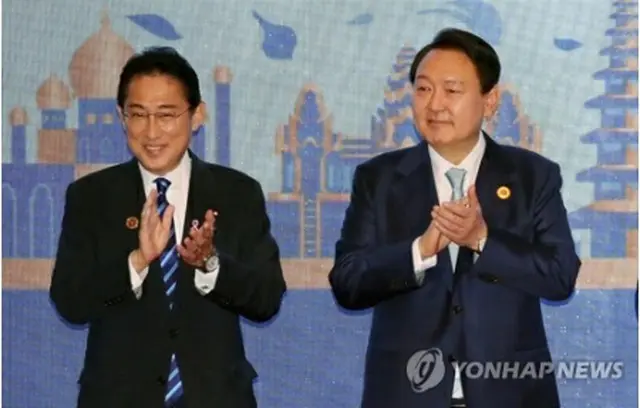 ＡＳＥＡＮプラス３首脳会議に出席した韓国の尹錫悦（ユン・ソクヨル）大統領（右）と岸田文雄首相＝１２日、プノンペン（聯合ニュース）