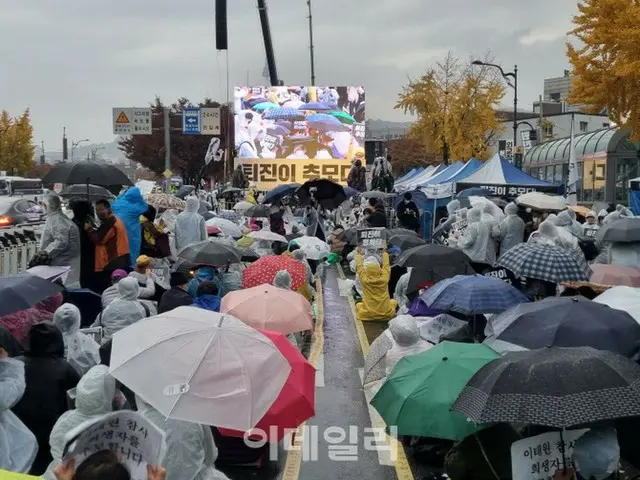 雨の中、レインコートを着てLEDキャンドルを持ち…尹錫悦政権の退陣を迫る2万人規模の集会開催＝韓国報道（画像提供:wowkorea）
