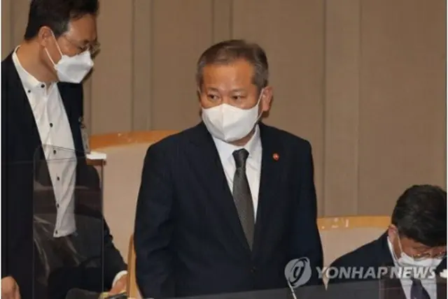 国会予算決算特別委員会の会議に出席した李長官＝14日、ソウル（聯合ニュース）