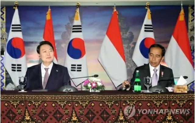 「韓国・インドネシアビジネスラウンドテーブル」に出席した尹大統領（左）とジョコ大統領＝１４日、バリ島（聯合ニュース）