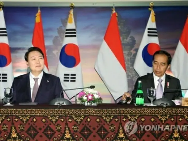 「韓国・インドネシアビジネスラウンドテーブル」に出席した尹大統領（左）とジョコ大統領＝１４日、バリ島（聯合ニュース）