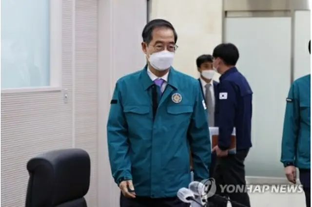 中央災難安全対策本部の会議に出席した韓首相＝15日、世宗（聯合ニュース）