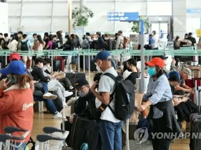 海外旅行に向かう人たちで混雑する仁川国際空港（資料写真）＝（聯合ニュース）