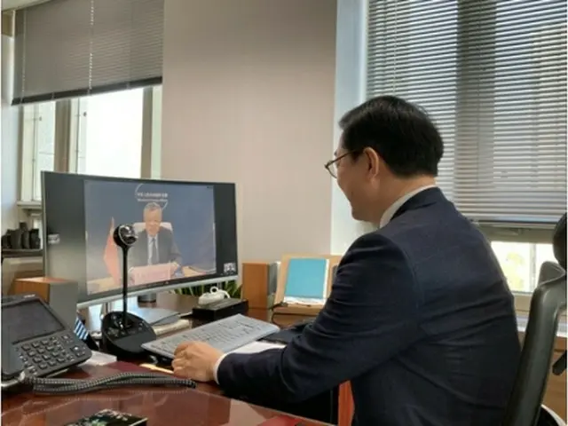 テレビ電話で協議する金健氏と劉暁明氏（韓国外交部提供）＝（聯合ニュース）