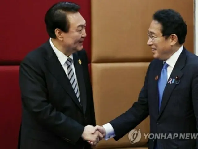 １３日にカンボジア・プノンペンで首脳会談を行った韓国の尹錫悦（ユン・ソクヨル）大統領（左）と日本の岸田文雄首相＝（聯合ニュース）