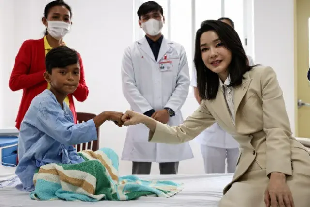 共に民主党「金建希夫人、ノーマスクでカンボジアの病院を訪問…不適切」＝韓国（画像提供:wowkorea）