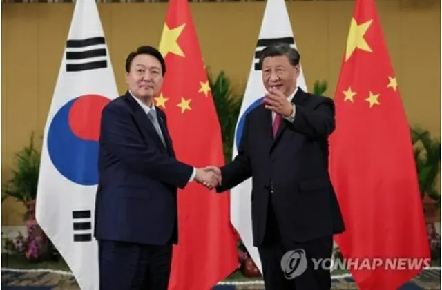 会談前に握手を交わす尹大統領（左）と習主席＝１５日、バリ島（聯合ニュース）
