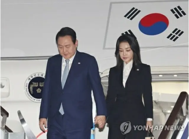 ソウル空港に到着した尹大統領夫妻＝16日、城南（聯合ニュース）