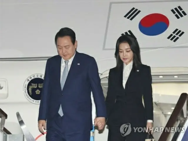 ソウル空港に到着した尹大統領夫妻＝16日、城南（聯合ニュース）