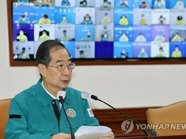 中央災難安全対策本部の会議で発言する韓首相＝16日、ソウル（聯合ニュース）