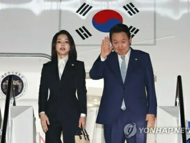 東南アジア歴訪を終えて帰国の途に就く尹錫悦（ユン・ソクヨル）大統領（右）＝（聯合ニュース）