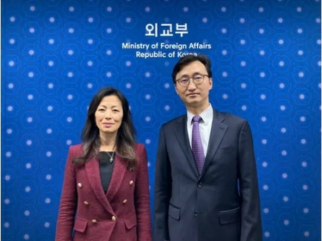 韓国外交部の李泰雨・北核外交企画団長（右）と米国務省のジョン・パク北朝鮮担当特別副代表（同部提供）＝（聯合ニュース）