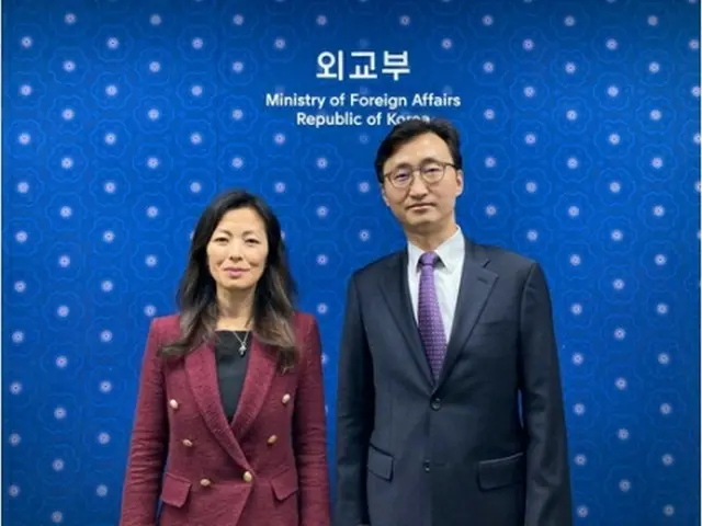 韓国外交部の李泰雨・北核外交企画団長（右）と米国務省のジョン・パク北朝鮮担当特別副代表（同部提供）＝（聯合ニュース）