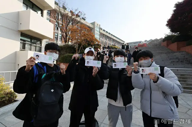 大学修学能力試験の前日である16日、韓国ソウルの高校で受験生たちが受験票を持っている様子（画像提供:wowkorea）