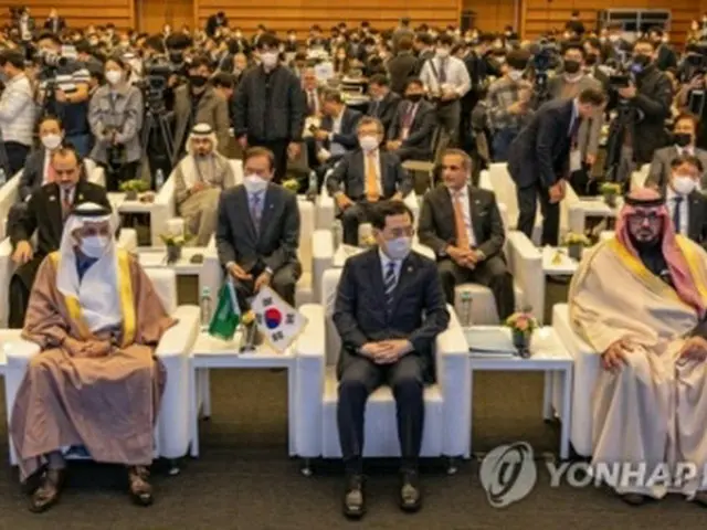 投資フォーラムに出席した韓国とサウジアラビアの政府・財界関係者＝１７日、ソウル（聯合ニュース）